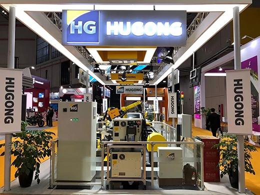 進(jìn)博會(huì)首日滬工意大利CEA展位展品機(jī)器人焊接系統(tǒng)