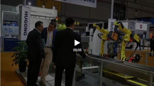 進(jìn)博會(huì)首日滬工意大利CEA展位參觀者關(guān)注機(jī)器人焊接系統(tǒng)